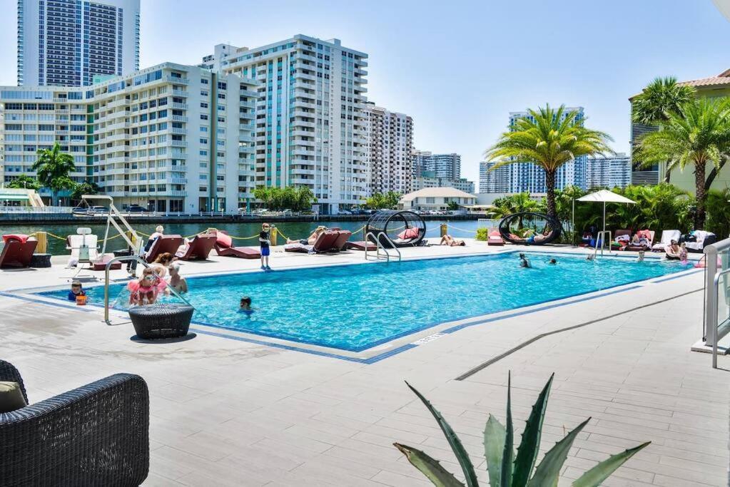 2Bd 2Ba Condo @Beachwalk Resort W/Pool Hallandale Beach Exterior photo